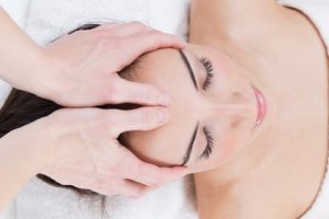 Femme recevant un massage du visage
