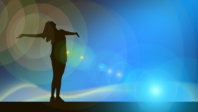 chakra 2 Femme recevant les rayons du soleil sur un fond de ciel bleu